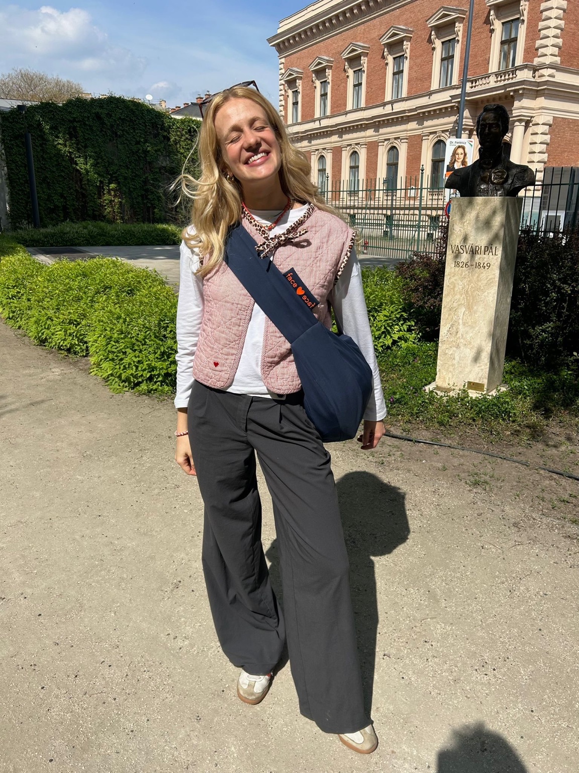 Facetoface Crossbody Tasche in Blau im Alltag