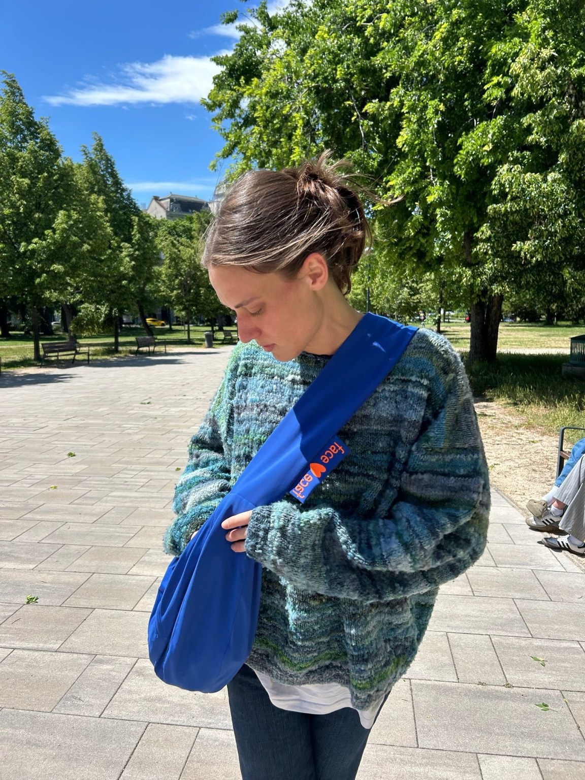 Blaue Facetoface Tasche im Alltag