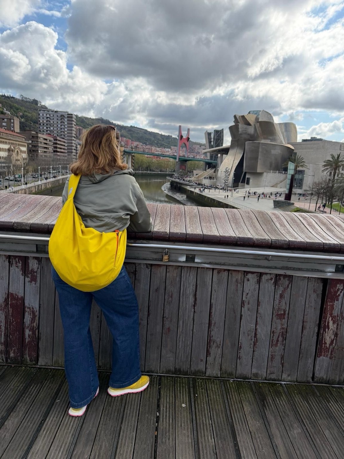 Gelbe Facetoface Tasche beim Citytrip
