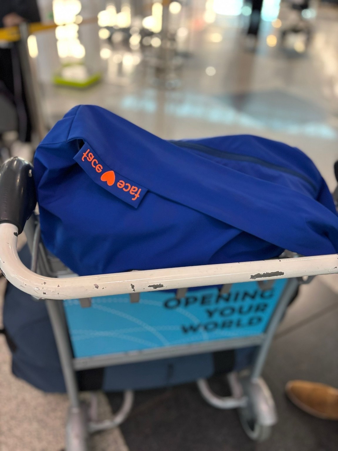 Blaue Facetoface Tasche am Flughafen