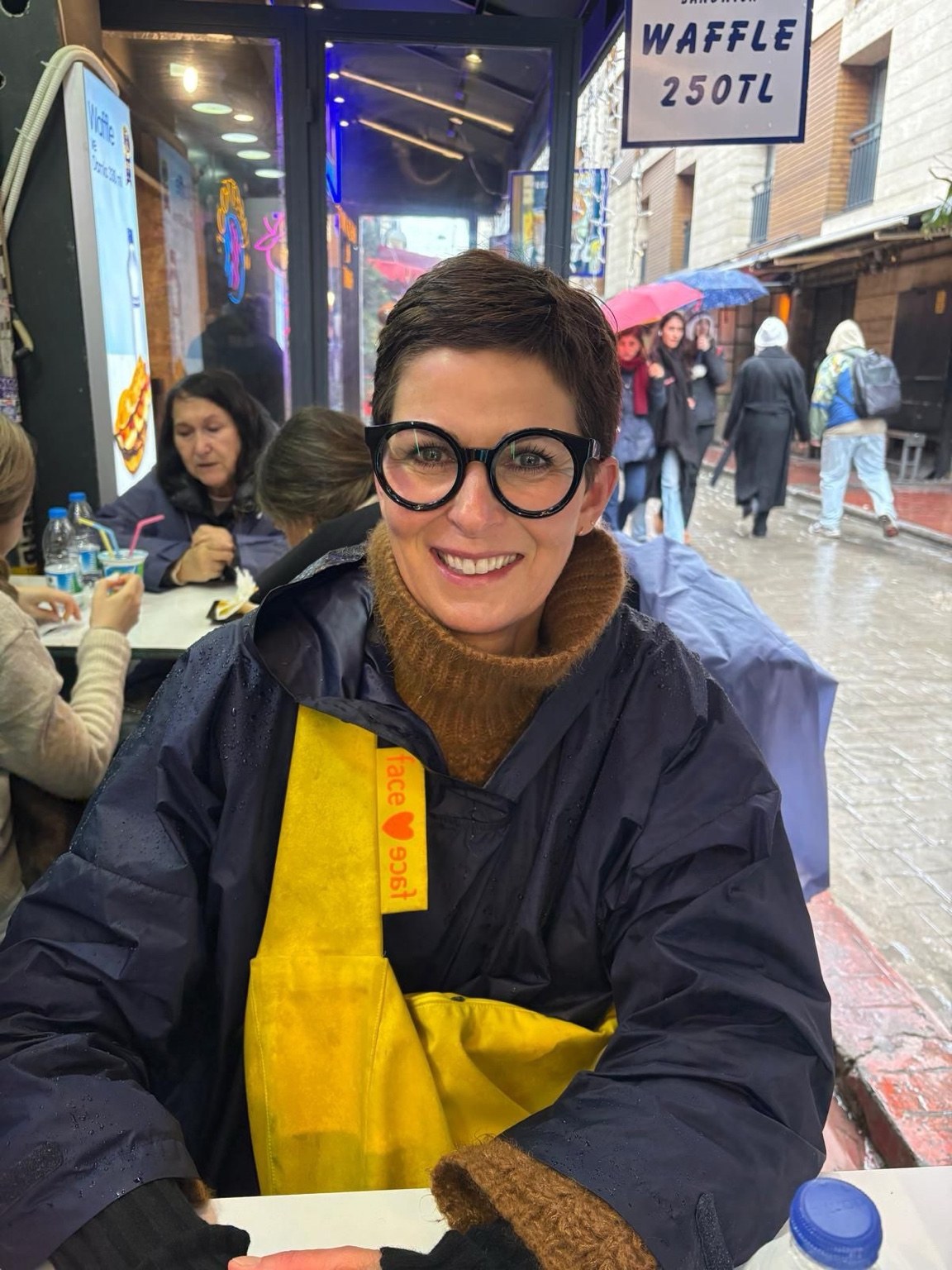 Gelbe Facetoface Tasche im Regen