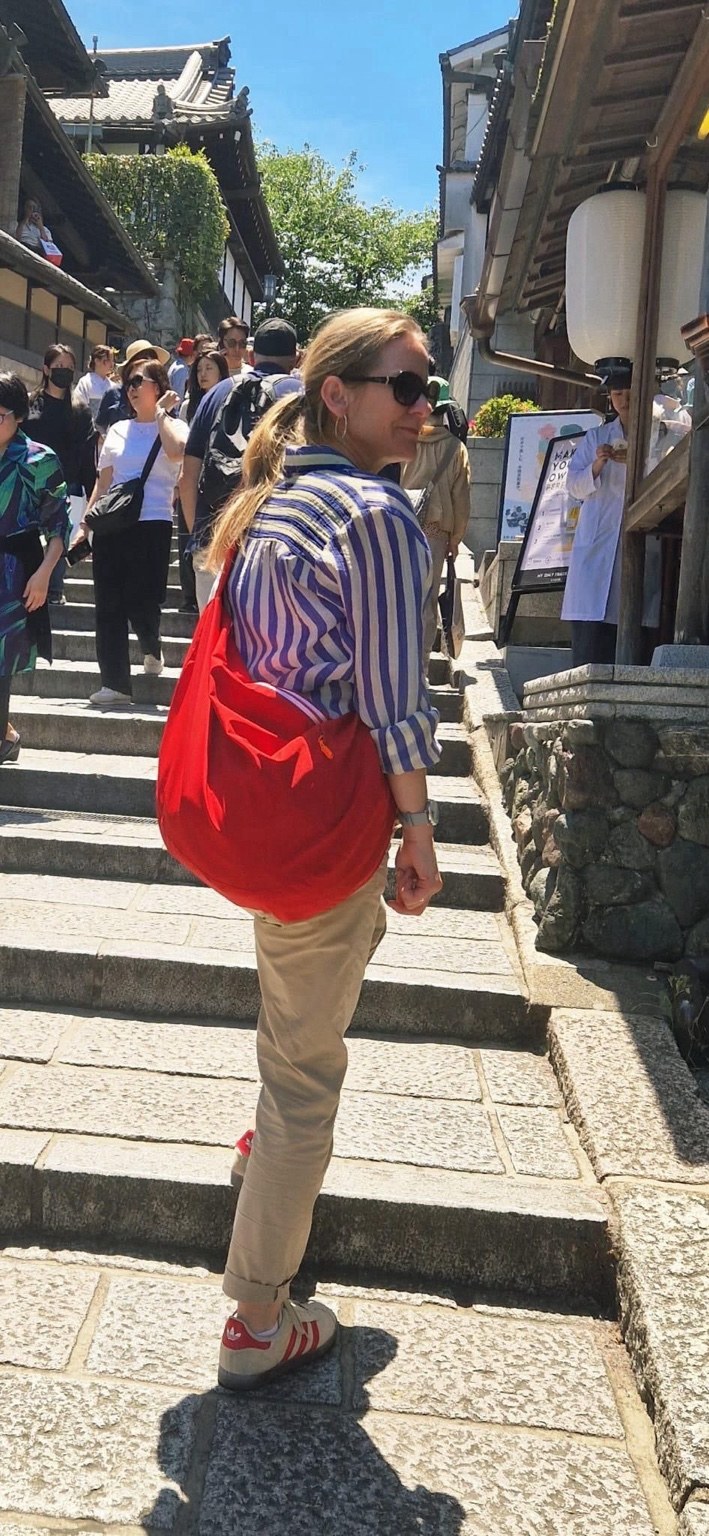 Rote Facetoface Tasche auf Reisen