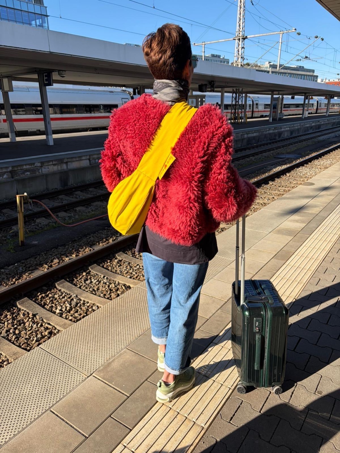 Gelbe Facetoface Tasche am Bahnhof