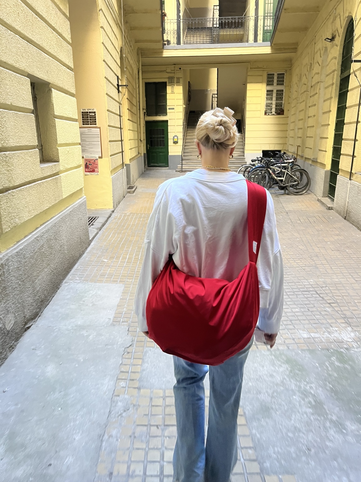Rote Facetoface Tasche im Alltag