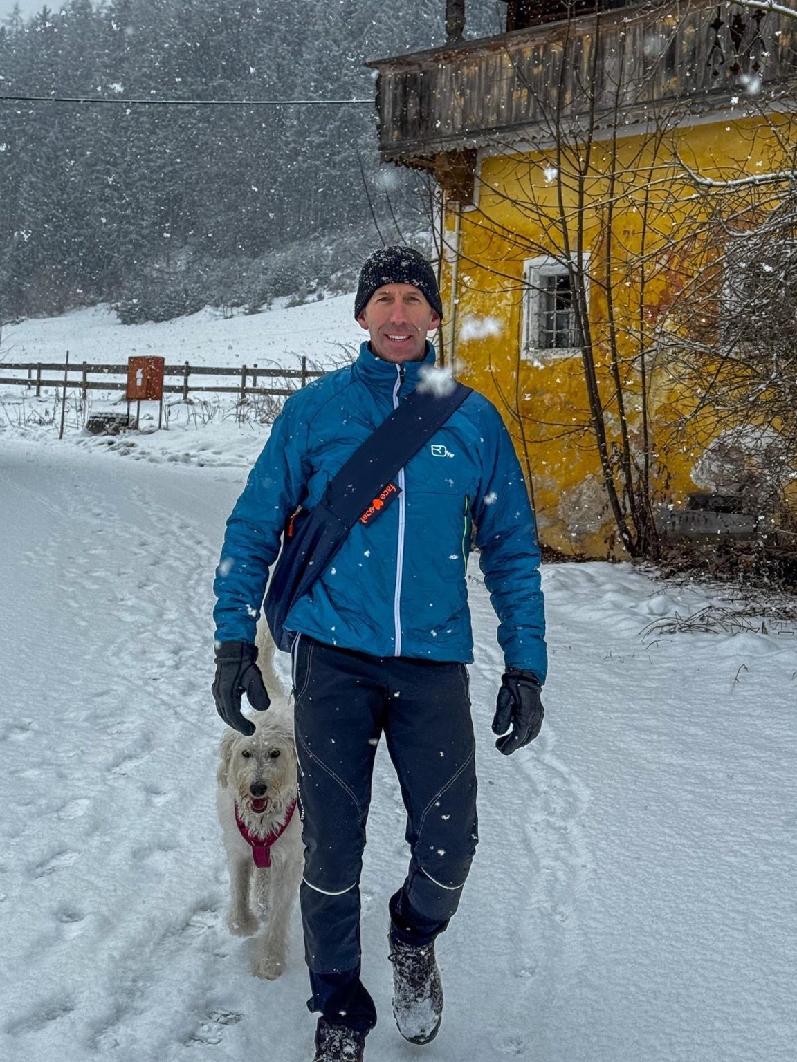 Dunkelblaue Facetoface Tasche im Schnee